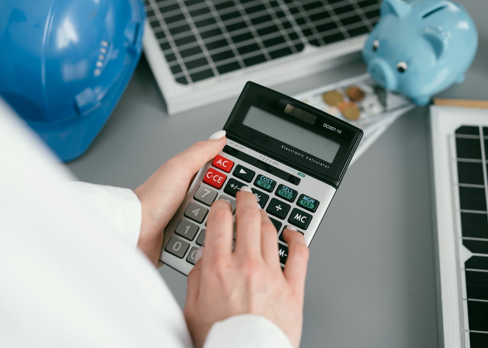 Para que Serve a Calculadora Solar? Como funciona? 2 close up hand holding calculator