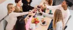 Como montar sua mesa para um brunch entre amigos 5 high angle group of women making a toast