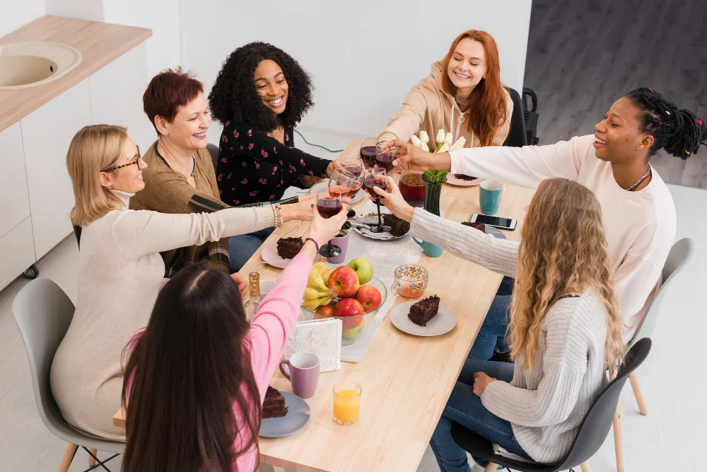 Como montar sua mesa para um brunch entre amigos 10 high angle group of women making a toast