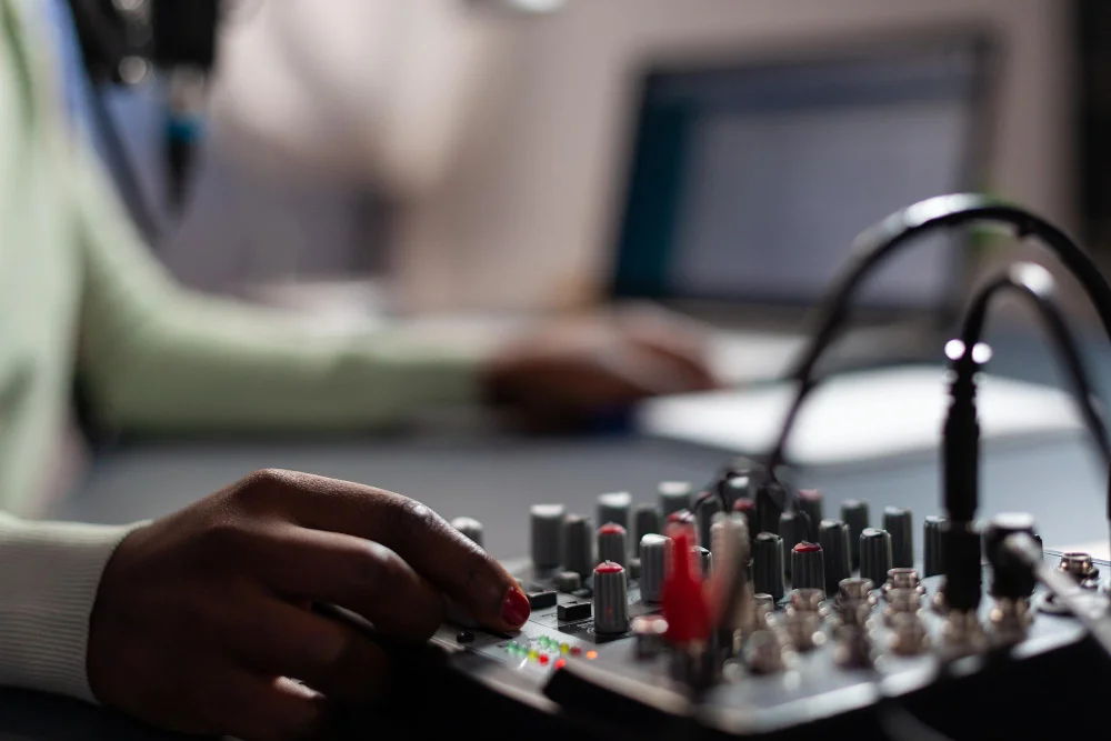 Onde um produtor musical pode trabalhar? 2 audio