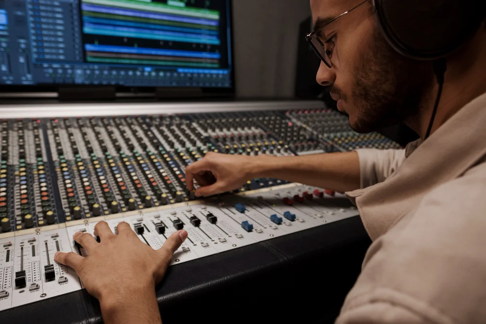 Onde um produtor musical pode trabalhar? 1 onde um produtor musical pode trabalhar
