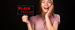 Melhores lojas e sites de ofertas na Black Friday 3 front view enthusiastic woman holding black friday card