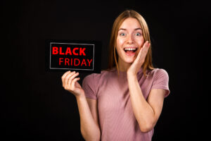 Melhores lojas e sites de ofertas na Black Friday 1 front view enthusiastic woman holding black friday card