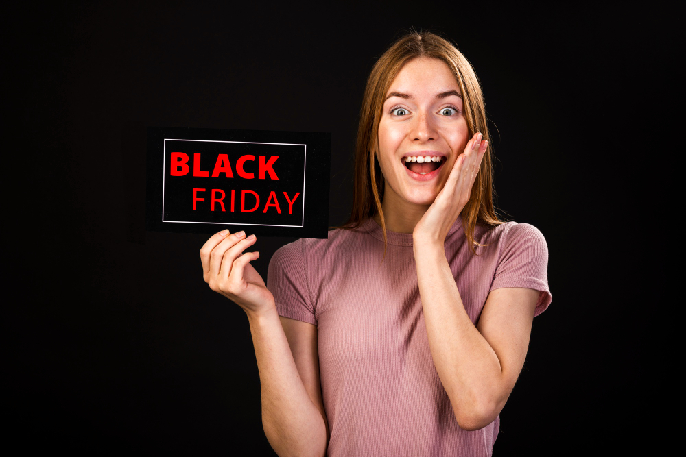 Melhores lojas e sites de ofertas na Black Friday 1 front view enthusiastic woman holding black friday card